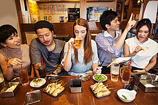 五个人,坐,桌子,餐馆,餐饮,啤酒