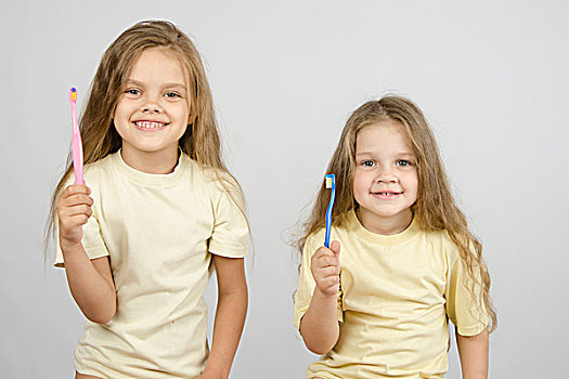 两个女孩,牙刷