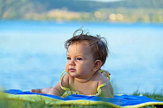 头像,1岁,女婴,躺下,毛巾,靠近,湖,夏天,意大利