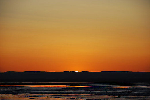 冬天的黄河落日和结冰的河面