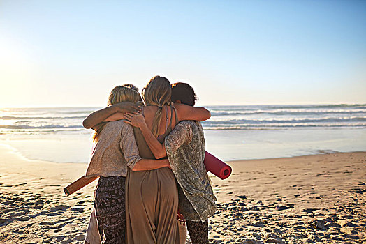 女性朋友,瑜珈,垫子,搂抱,晴朗,海滩