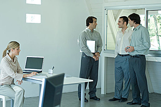 同事,工作,办公室,三个男人,站立,窗户,女人,坐,书桌,指向,文件