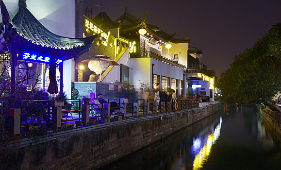 苏州平江路的古建筑夜景