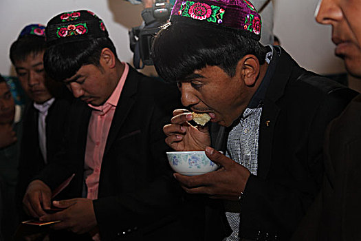 维吾尔族婚礼,新郎吃盐水馕