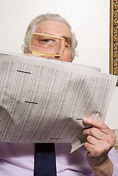 男人,读报纸,放大镜