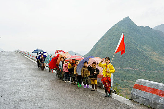 贵州山路上放学的孩子