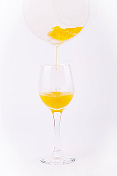 将倒橙汁到玻璃杯中