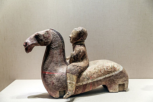 江苏省徐州博物馆馆藏西汉彩绘陶骑马俑