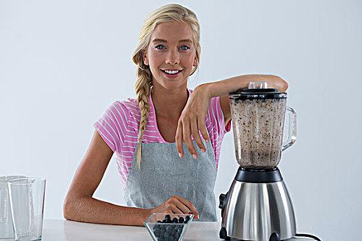 女人,微笑,头像,站立,厨房操作台,白色背景