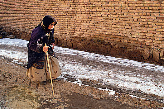 老太太,走,冰,街道,乡村,西部,阿塞拜疆,伊朗,一月,2004年