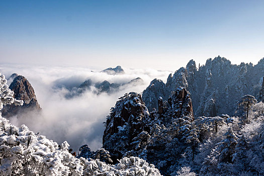 中国安徽黄山风景区,冬日雪后奇峰怪石林立,云雾飘渺宛若仙境