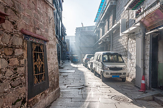拉萨藏族建筑居民区小巷石板路上有汽车