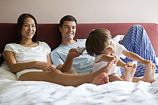 家庭,看电视,一起,床上