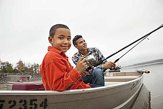 湖,两个男孩,钓鱼,船