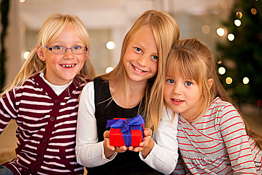三个女孩,正面,圣诞树,礼物