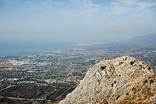 两个,攀登者,坐,顶峰,远眺,城市,马贝拉,马拉加,安达卢西亚,西班牙