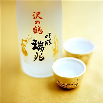 日本米酒,瓶子,杯子