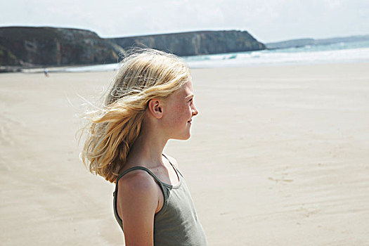 金发,女孩,站立,海滩,看,海洋,布列塔尼,法国,欧洲