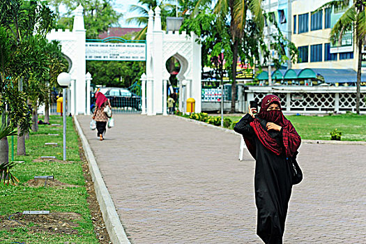 indonesia,sumatra,banda,aceh,veiled,woman,walking,to,baiturrahman,grand,mosque,mesjid,raya