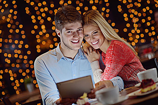 高兴,年轻,情侣,平板电脑,餐馆