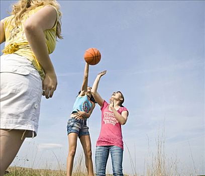三个女孩,玩,篮球,草地