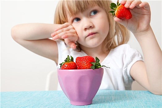 小女孩,碗,草莓