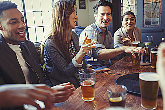 朋友,喝,啤酒,葡萄酒,交谈,桌子,酒吧