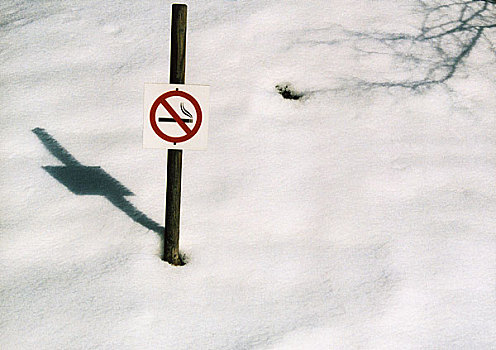 禁止吸烟标志,雪中
