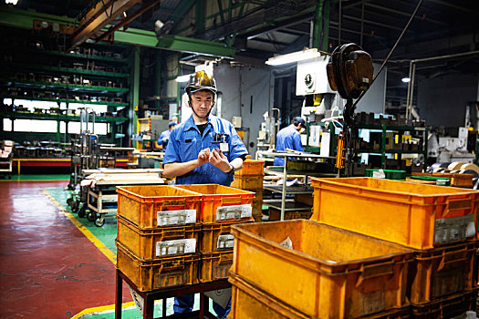 日本,男人,戴着,安全帽,耳塞,蓝色,站立,工厂,正面,橙色,塑料制品,板条箱