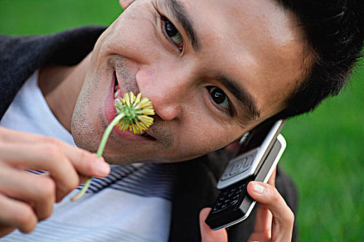 男人,打手机,嗅,花