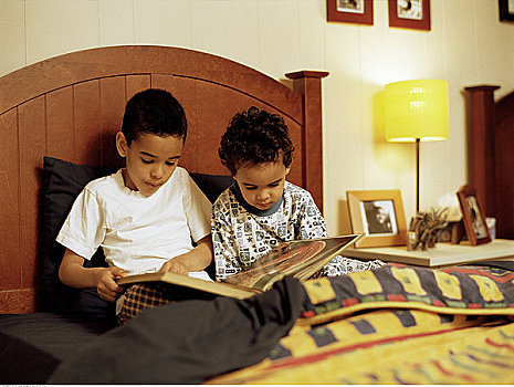 两个男孩,读,床上