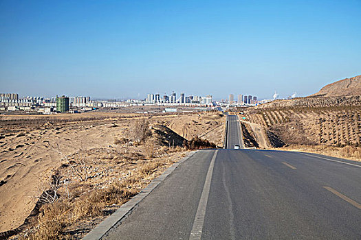 荒漠公路和城市