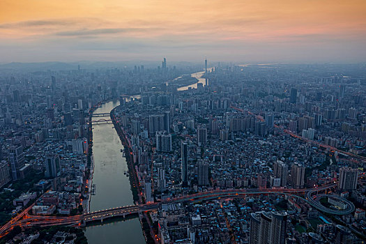 中国广东广州,航拍珠江穿城而过的自然与城市景观