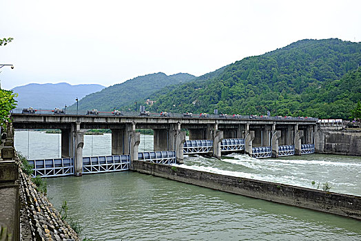 中国四川成都都江堰水利工程鱼嘴,v-shaped,dike,hydraulic,engineering,dujiangyan,chengdu,sichuan,china