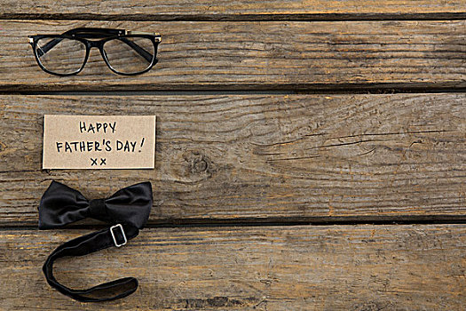俯视,高兴,父亲,白天,文字,眼镜,领结,木桌子