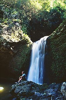 夏威夷,毛伊岛,远足者,休息,岩石上,靠近,瀑布,山谷