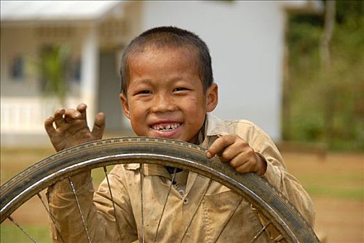微笑,孩子,玩,老,轮胎,正面,学校,人,乡村,靠近,琅勃拉邦,老挝,东南亚