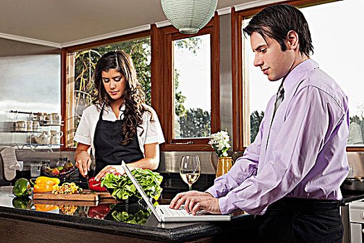 女人,做饭,丈夫,笔记本电脑