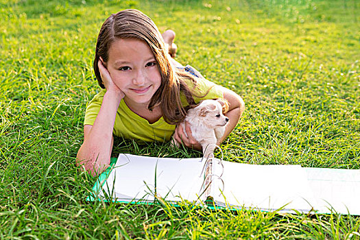 儿童,女孩,小狗,狗,家庭作业,宠物,卧,后院,草坪