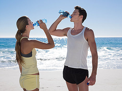 年轻,情侣,水瓶,海滩