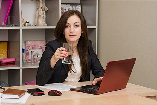 职业女性,用电脑,拿着,水杯