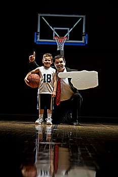 男孩,站立,篮球场,父亲,看,高兴