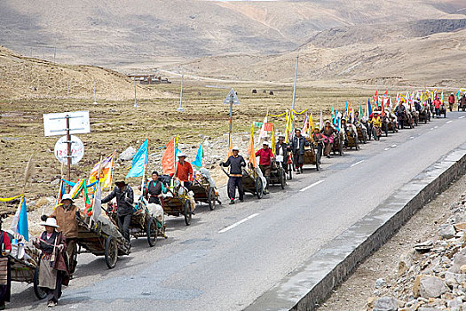 西藏朝圣的队伍