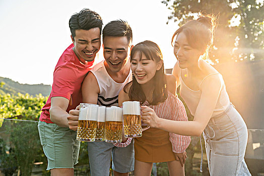 年輕朋友聚會喝啤酒