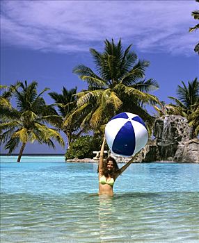 女青年,水皮球,游泳池,海洋,棕榈树,太阳,岛屿,阿里环礁,马尔代夫,印度洋