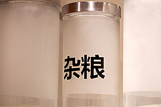 一个透明的玻璃瓶子