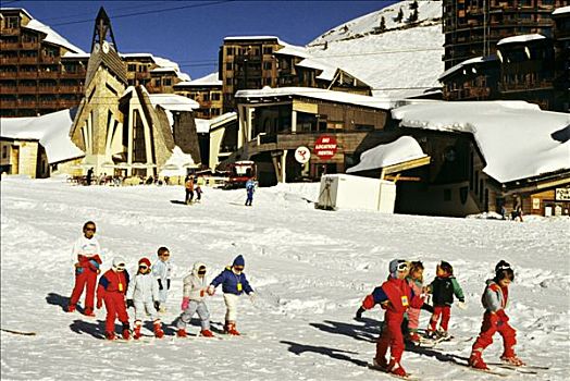 法国,隆河阿尔卑斯山省,上萨瓦省,阿沃利亚兹,冬天,滑雪者