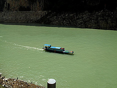 行驶在重庆巫山大宁河小三峡滴翠峡的旅游船