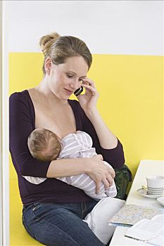 母亲,哺育,婴儿,接电话