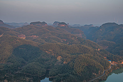 山,丹霞,河流,蓝天,黄昏,大气,田野,水电站,村庄,驴友,旅行,地质公园,丹霞地貌,绿色,灌木,树,草,水潭,素材,平面设计